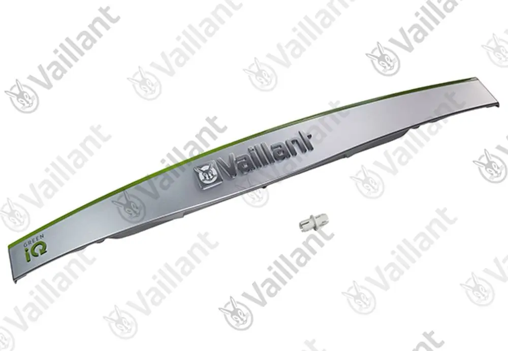 Silbernes Bauteil mit dem Schriftzug "Vaillant" und grüner Akzentierung, möglicherweise ein Griff oder Verkleidungsteil. Kleinere Verbindungselemente liegen daneben.